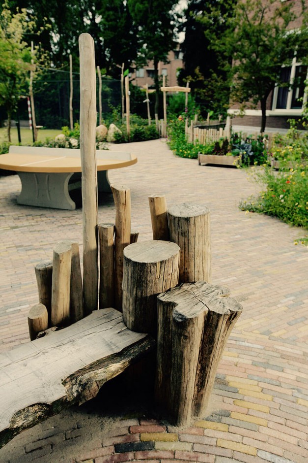 houten bank in natuurspeeltuin