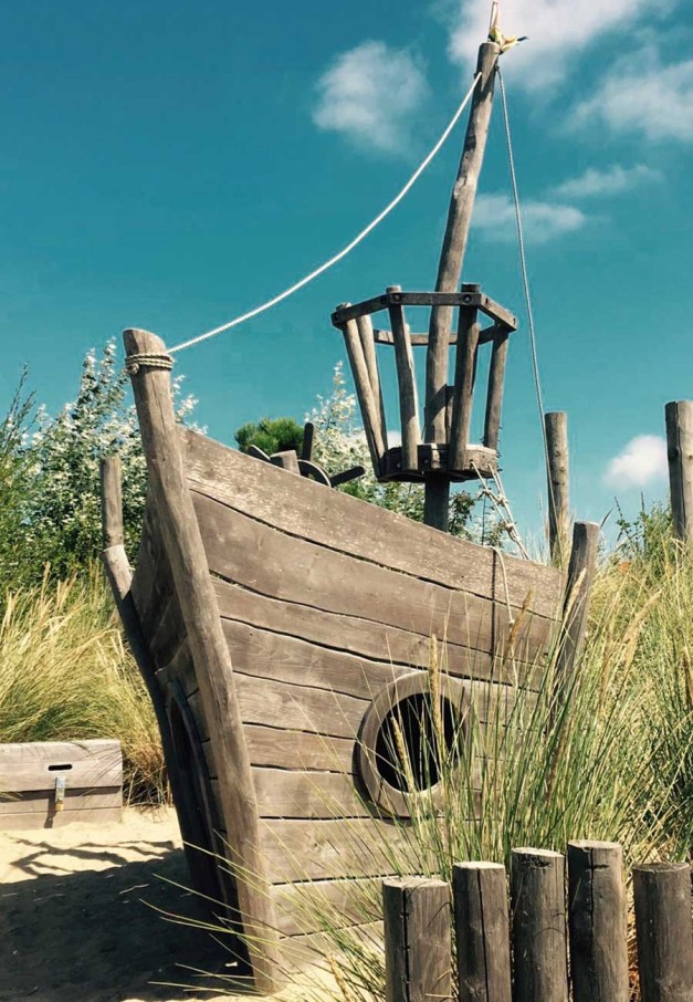 speelboot in de duinen